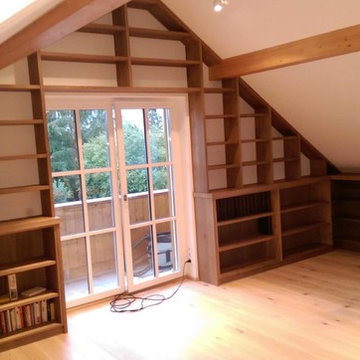 Dachschrägenschrank als Bibliothek in einem Einfamilienhaus