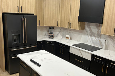 Kitchen - modern kitchen idea in Dallas
