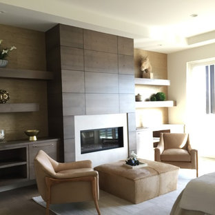 Großes Rustikales Hauptschlafzimmer mit beiger Wandfarbe, hellem Holzboden, Kamin und Kaminumrandung aus Holz in Salt Lake City