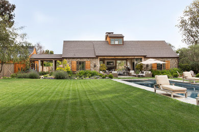 Design ideas for a farmhouse landscaping in Los Angeles.