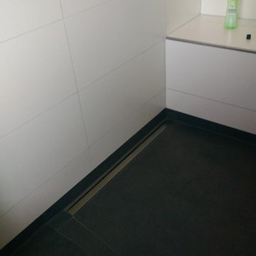 Kleine Badsanierung mit gefliester Dusche mit extra dünnen Fliesen