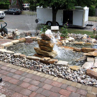 Inspiration pour un jardin avant design de taille moyenne et l'été avec un bassin, des pavés en pierre naturelle et une exposition ensoleillée.