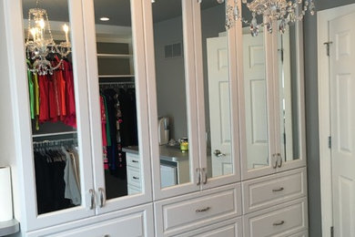 Transitional closet photo in St Louis