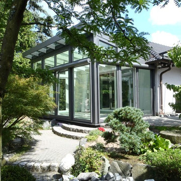 Moderner Wintergarten mit umgekehrtem Pultdach