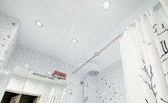 Пластиковый потолок в ванной своими руками и его преимущества