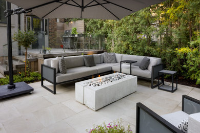Example of a minimalist patio design in Toronto
