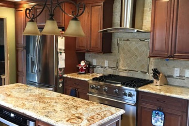 Kitchen - traditional kitchen idea in New York