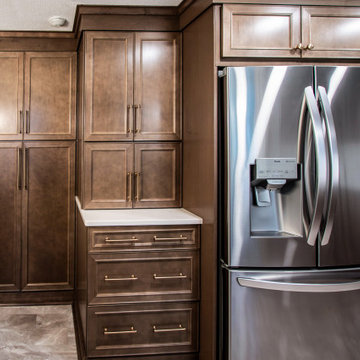 Maple Stained Shaker Kitchen Cabinets with Peninsula Bar