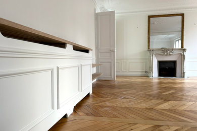 Idées déco pour un salon classique avec parquet clair.