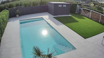 Pool mit Rolllo und Terrasse