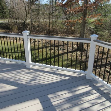 Trex Transcends railing with Trex Island Mist rail cap, round black blausters an