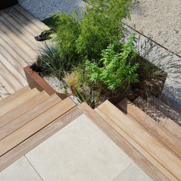 Spa encastré au centre d'une terrasse bois jardin contemporain et fonctionnel