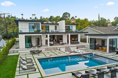 Large trendy exterior home photo in Los Angeles