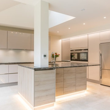 Two tone cashmere kitchen
