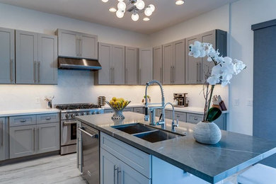 Kitchen - modern kitchen idea in Phoenix