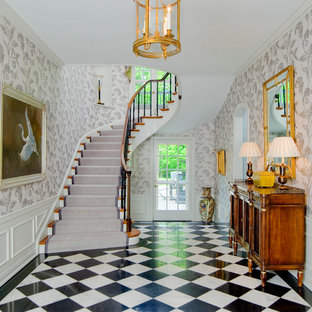 Выдающиеся фото от архитекторов и дизайнеров интерьера: фойе в классическом стиле с серебряными стенами и полом из керамической плитки