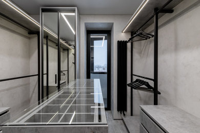 Источник вдохновения для домашнего уюта: гардеробная комната в стиле лофт с серыми фасадами и серым полом