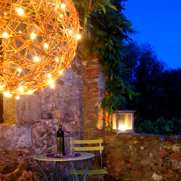 Iluminación Exterior. Iluminación de una terraza rústica
