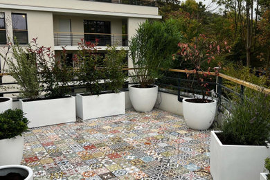 Idées déco pour une terrasse avec des plantes en pots exotique de taille moyenne avec du carrelage.