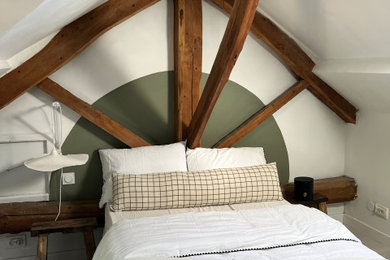 Foto de dormitorio tipo loft retro de tamaño medio