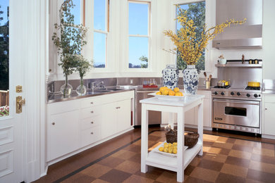 Example of a classic kitchen design in San Francisco