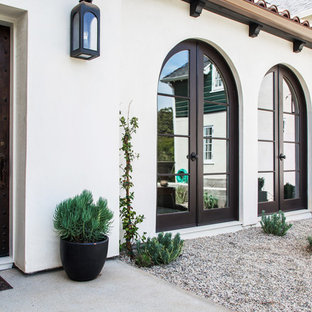 Zweistöckiges, Weißes Klassisches Einfamilienhaus mit Lehmfassade in Los Angeles