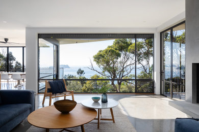 Идея дизайна: открытая гостиная комната в современном стиле с серыми стенами, бетонным полом, стандартным камином и серым полом