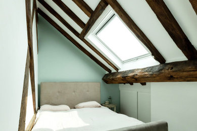 Cette image montre une maison design.