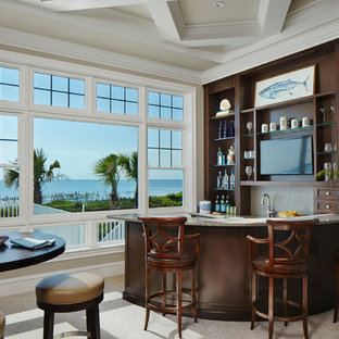 マイアミの小さいトロピカルスタイルのおしゃれな着席型バー (オープンシェルフ、濃色木目調キャビネット、ベージュの床) の写真