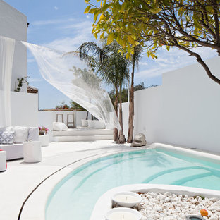 Mittelgroßer Mediterraner Pool hinter dem Haus in individueller Form mit Betonplatten und Poolhaus in Malaga