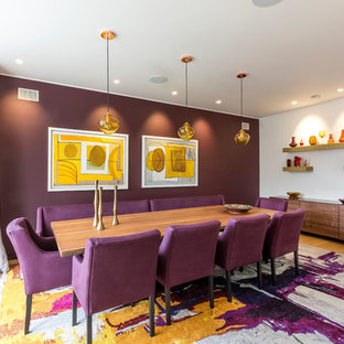 Modernes Esszimmer mit lila Wandfarbe, hellem Holzboden und beigem Boden in London