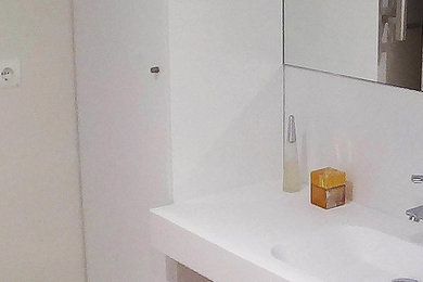 2 Baños en blanco con suelo de parque