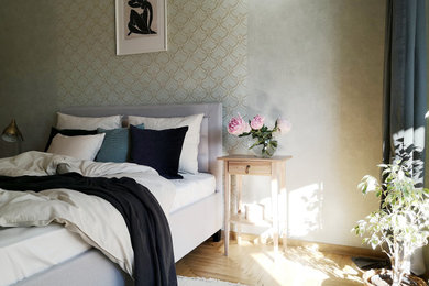 Стильный дизайн: спальня в современном стиле с светлым паркетным полом и зонированием шторами - последний тренд