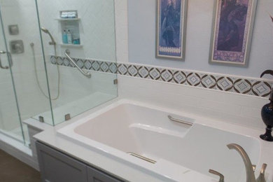 Inspiration for a transitional bathroom remodel in Los Angeles
