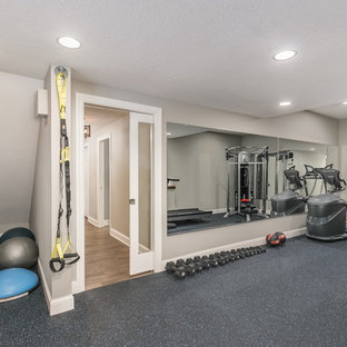 ミネアポリスの中サイズのトランジショナルスタイルのおしゃれな多目的ジム (グレーの壁、コルクフローリング、青い床) の写真