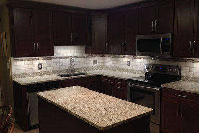 Example of a classic kitchen design in Atlanta