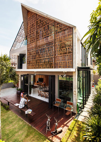 Современный Фасад дома by Aamer Architects