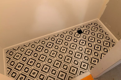 Diseño de cuarto de lavado de galera actual pequeño con paredes blancas, suelo de baldosas de cerámica, lavadora y secadora apiladas y suelo blanco