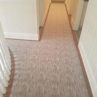 Idéer för att renovera en stor vintage hall, med vita väggar och heltäckningsmatta