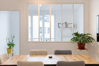 Aménagement d'une salle à manger contemporaine.