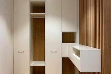 Cette image montre un couloir minimaliste avec parquet clair.