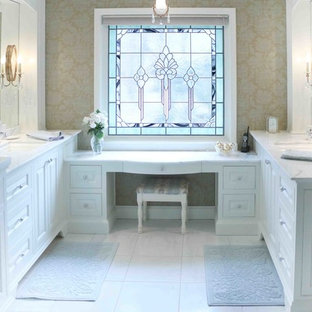 Foto di una stanza da bagno vittoriana con lavabo sottopiano, ante con bugna sagomata, ante bianche e piastrelle bianche