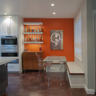 На фото: с высоким бюджетом маленькие гостиные-столовые в стиле ретро с оранжевыми стенами и темным паркетным полом