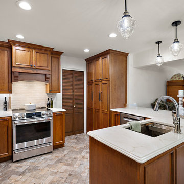 Starmark Cherry Avendale Kitchen in Butterscotch w/ Chocolate Glaze