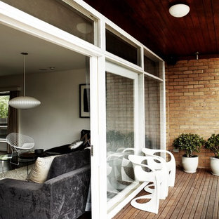 メルボルンのミッドセンチュリースタイルのおしゃれなデッキの写真