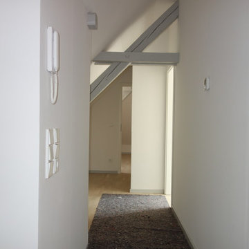 Ganz schön schräge Wohnung wird für den Verkauf gestaged