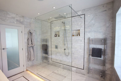 Mid-sized contemporary kids bathroom in London with an open shower.