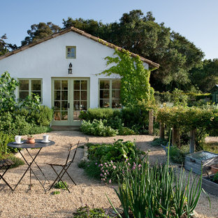 サンタバーバラの地中海スタイルのおしゃれな家の外観 (アドベサイディング) の写真