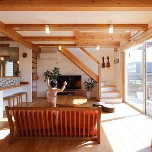 他の地域のアジアンスタイルのおしゃれなリビング (白い壁、淡色無垢フローリング、据え置き型テレビ、茶色い床) の写真