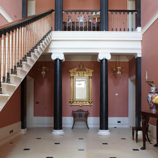 Exempel på en stor klassisk hall, med rosa väggar